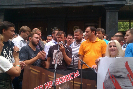 Под ГПУ собрались тысячи людей в поддержку депутата Лозового