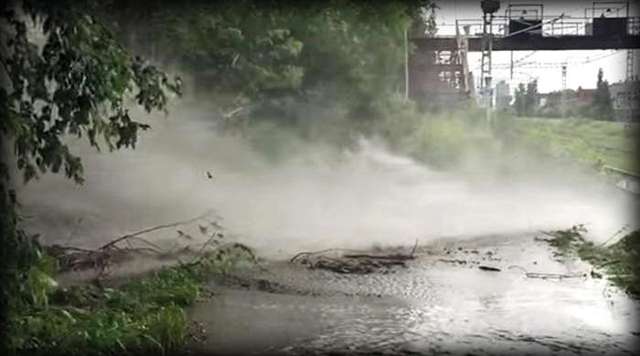 В российской Перми огромный фонтан фекалий остановил поезда и затопил завод (ВИДЕО) (ФОТО)