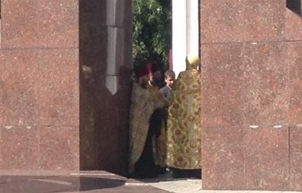 Жители Лисичанска изгнали попов УПЦ МП с празднования дня освобождения города (+фото)