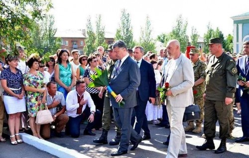 МУЖИКИ СТАЛИ ПЕРЕД ПОРОШЕНКО НА КОЛЕНИ