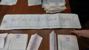 Жители Чернигова высказали свое отношение к выборам прямо на бюллетенях (фото)