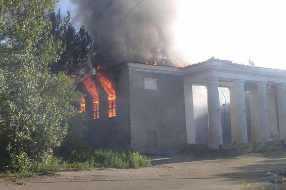 Жители Дебальцево: заводской ДК сожгли «ополченцы» (ВИДЕО)