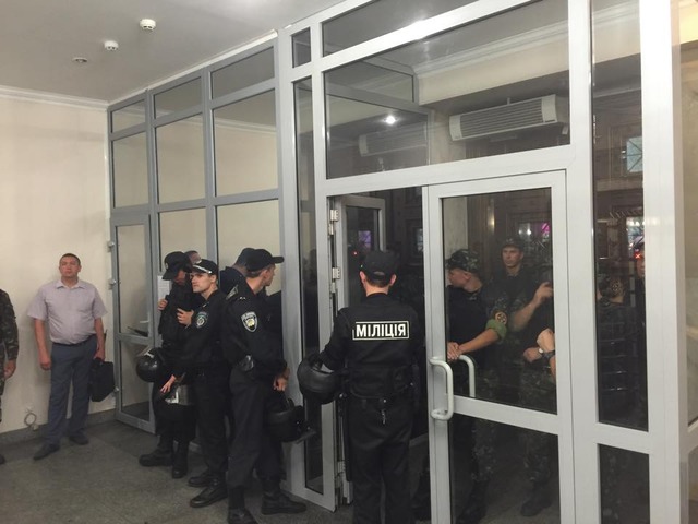 В помещении ГПУ взяли заложников