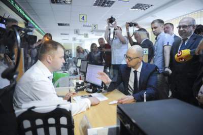 Яценюк оценил работу луцкого Центра админуслуг