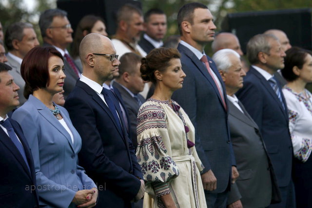 Порошенко привел под Владимира расписную супругу