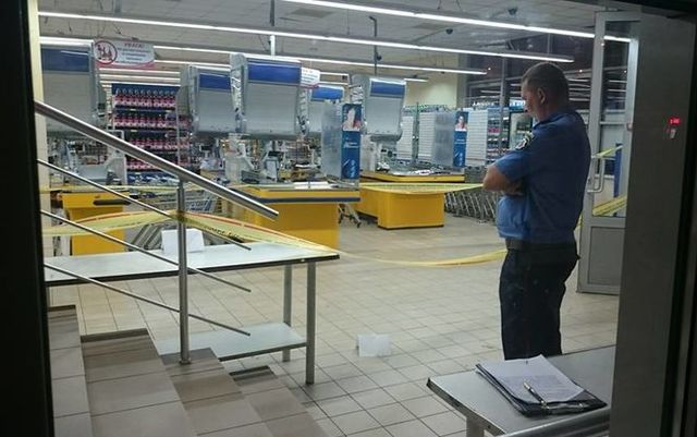 В харьковском супермаркете неизвестный открыл стрельбу и убил человека