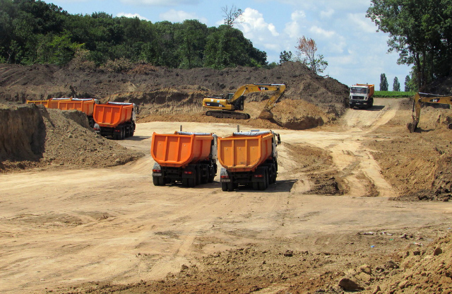 ГОЛОВА ПОЛТАВСЬКОЇ ОБЛРАДИ ПРОРОКУЄ МІЖНАРОДНИЙ СКАНДАЛ — ІТАЛІЙСЬКА ФІРМА СКУПОВУЄ КРАДЕНУ ГЛИНУ