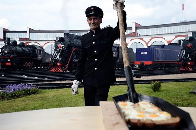 «Поближе к народу»: мэра Москвы и главу РЖД накормили прямо с лопаты