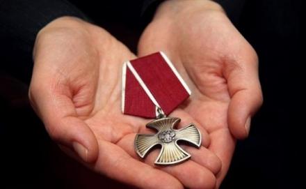 Вдове погибшего на Донбассе офицера РФ компенсировали потерю мужа орденом