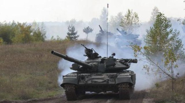 Танки под прикрытием снайперов подбираются к Мариуполю