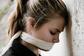 Школьница с Винницы стала секс-рабыней матери и ее сожителя