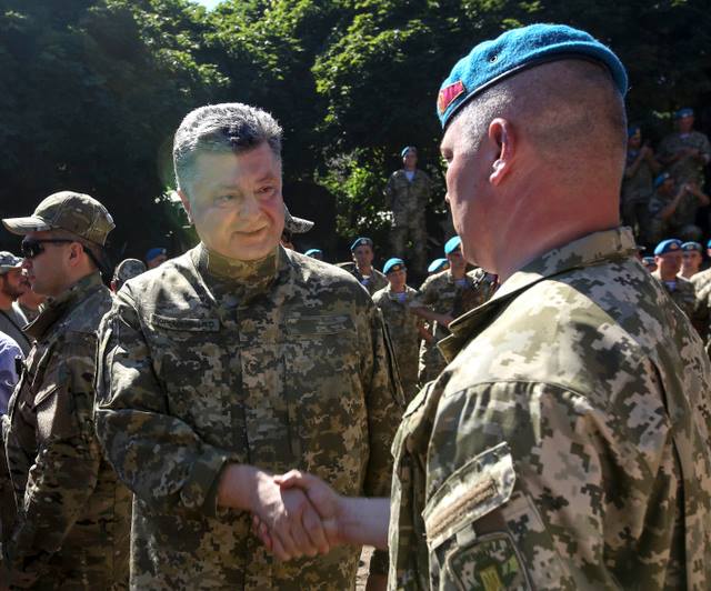 У Порошенко показали первого боевого генерала: опубликованы фото