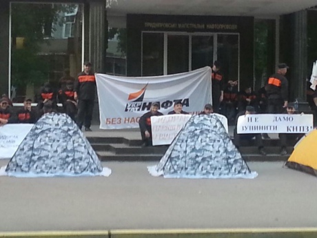 У Кременчуці офіс "Укртранснафти" заблокували наметами "робітники" Укртатнафти