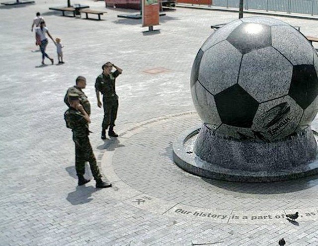 Улыбочку!: Російські окупанти задоволено позують на Донбас-Арені