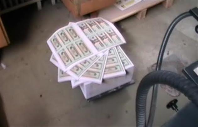 В угорському Мішкольці друкували фальшиві долари та гривні на замовлення з України
