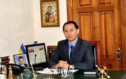 Пособник оккупантов и террористов «ЛНР» выгуливает в Киеве молодых пассий