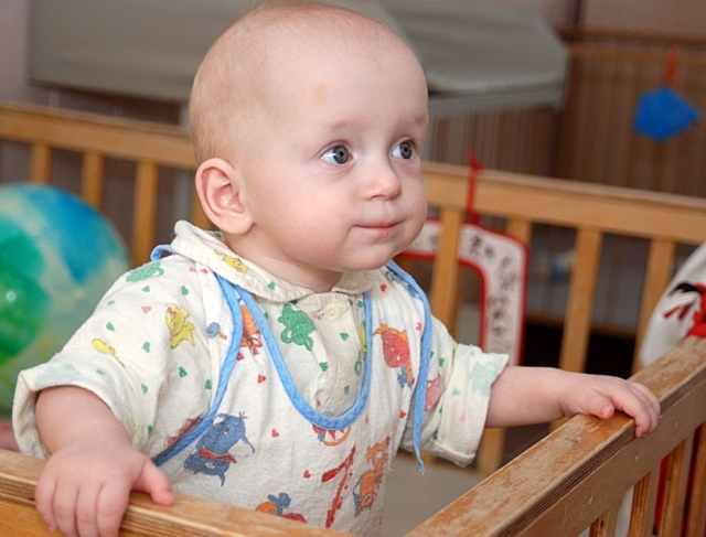 В заброшенном детдоме в зоне АТО голодают маленькие дети, — волонтеры