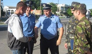 Повістки до армії роздавали на Криворізькому авторинку (відео)