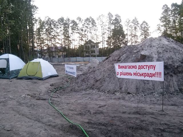 В Ирпене митингующие против застроек развернули палаточный городок