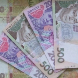 Украинцы перестали нести гривневые депозиты в банки