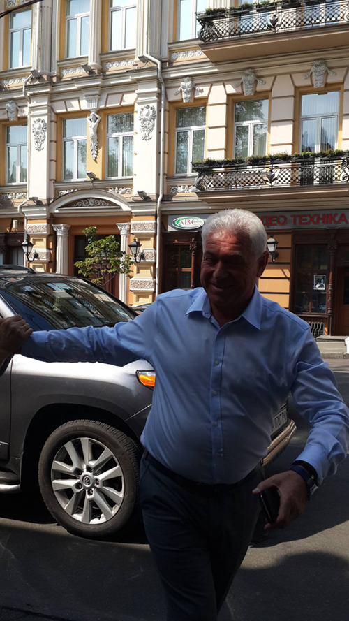 Екс-губернатор Київської ОДА регіонал Анатолій Присяжнюк, якого шукає генпрокуратура, гуляє Києвом