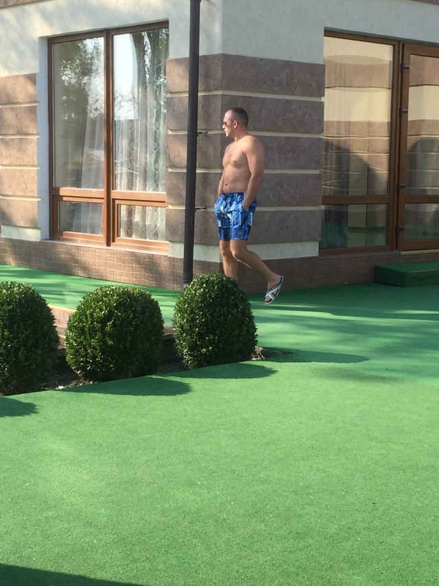 Нардеп Македон шикує на італійському курорті