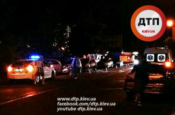 МАСШТАБНОЕ ДТП В КИЕВЕ НА РУСАНОВКЕ: НА ЭНТУЗИАСТОВ ПЬЯНЫЙВОДИТЕЛЬ MITSUBISHI PAGERO AI0249EB ПРОТАРАНИЛ 5 АВТО.