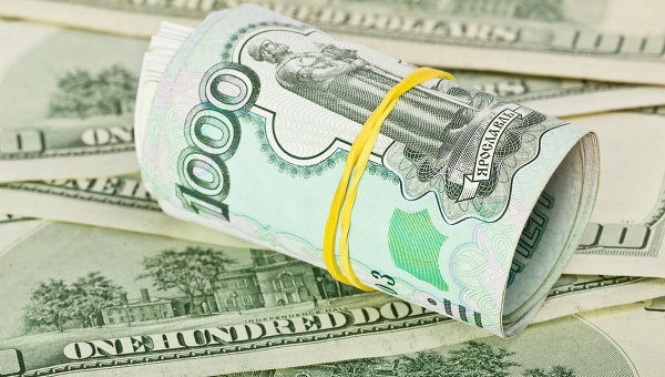 «Рубль продолжает пробивать дно»: сегодня с утра валюта РФ установила новый антирекорд