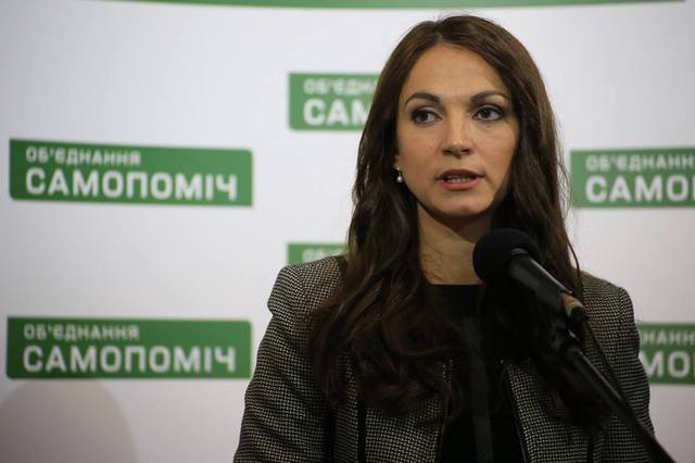 Гопко каже, що депутати не можуть на свою зарплату зібрати дітей у школу