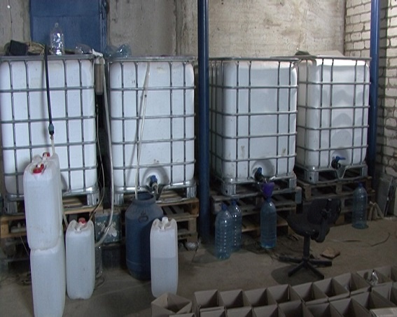 В Киеве разоблачили подпольный цех по изготовлению фальсифицированной водки (видео)