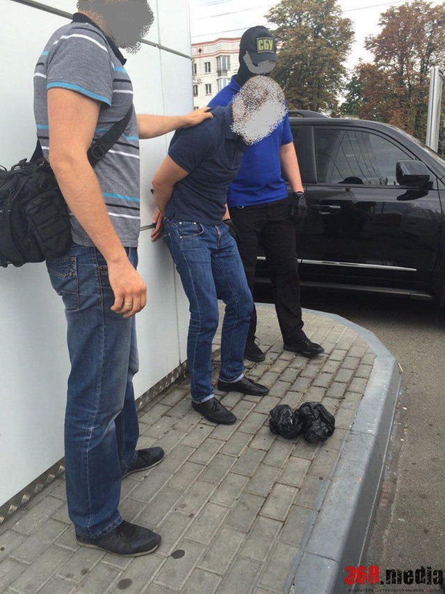 ЧИНОВНИК КИЕВСКОГО ОБЛСОВЕТА ОЦЕНИЛ ВЫДАЧУ РАЗРЕШЕНИЯ В 260 ТЫСЯЧ ГРИВЕН