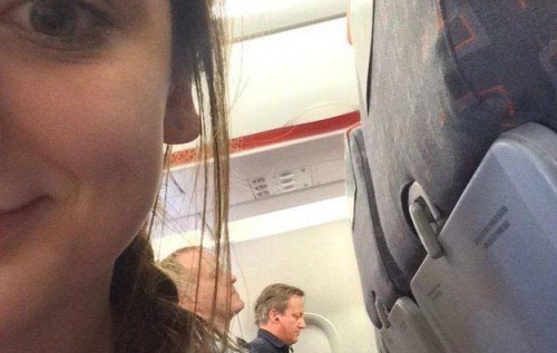 Британский премьер-министр летит эконом-классом и ест чипсы