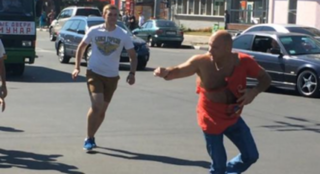 Опубликовано видео нападения на мужчину в футболке «СССР» в Харькове