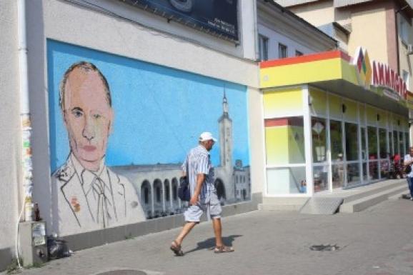 Фотофакт: В окупованому Сімферополі вже зафарбували портрет Путіна