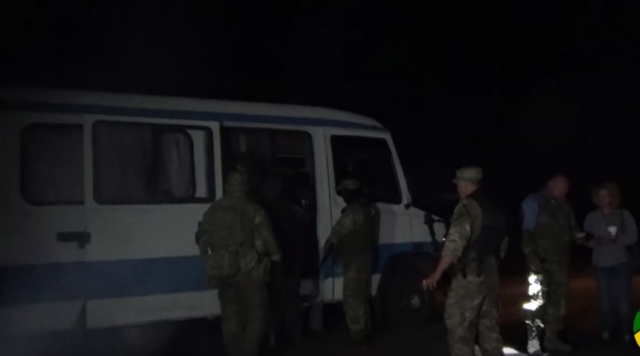 В сети появилось видео обмена пленными между украинскими военными и боевиками "ДНР"
