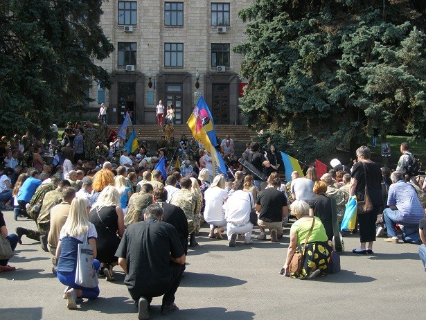 У Дніпропетровську матір загиблого під Іловайськом бійця слухали на колінах