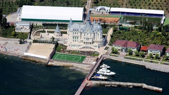 Активисты «Евромайдана» штурмуют «Замок Гарри Поттера» на Фонтане