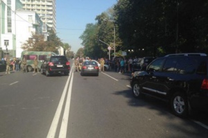 «Правый сектор» перекрыл движение по Грушевского