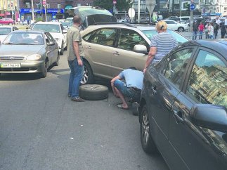 Кужель на Lexus перекрыла движение в центре Киева