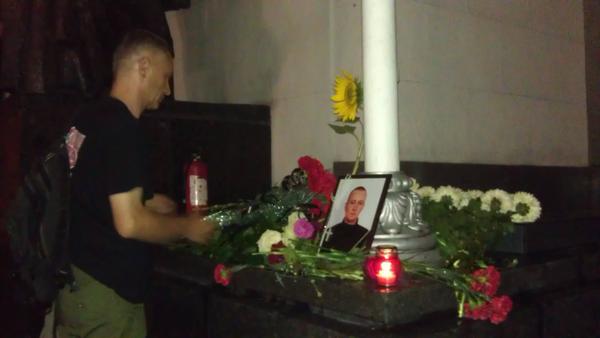 Под Верховную Раду сносят цветы и зажигают свечи