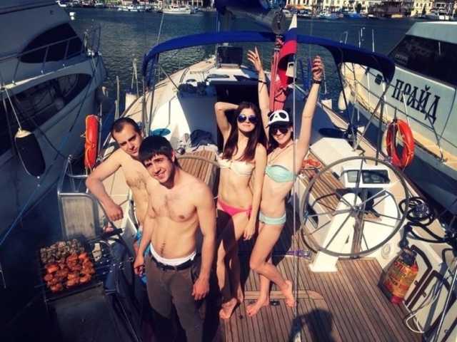 Сын украинского нардепа отпраздновал свадьбу в Крыму под триколором (фото)