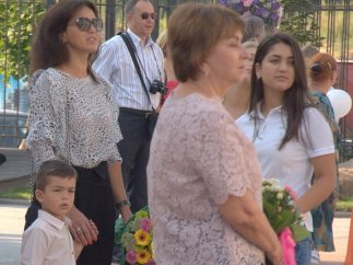 Дочь Владимира Гройсмана в школу провожали мама и братик