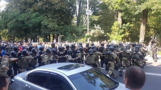 Понятно, что "бомбардира" надо сажать. А провокатора и организатора?