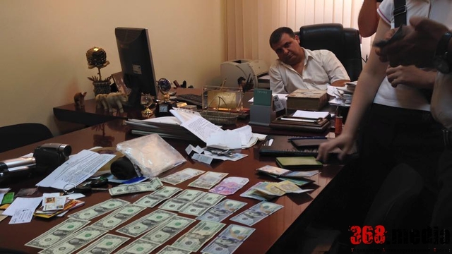 ЧИНОВНИК ОДЕССКОГО ГОРСОВЕТА НОСИЛ С СОБОЙ УДОСТОВЕРЕНИЕ СУДЬИ И ЗАПРЕЩЕННЫЕ ДОКУМЕНТЫ