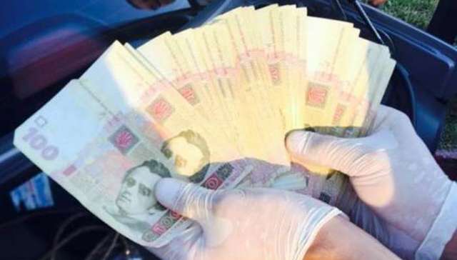 На Херсонщині «на гарячому» затримали корумпованого податківця