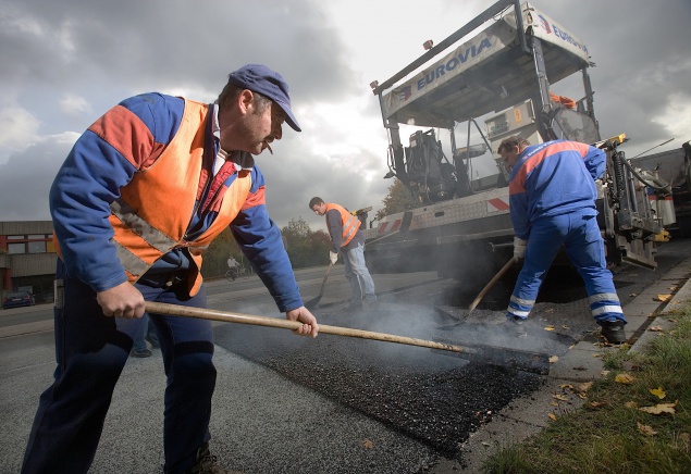Люди Тигипко и Медведчука продолжают закатывать в асфальт Дарницкий район столицы