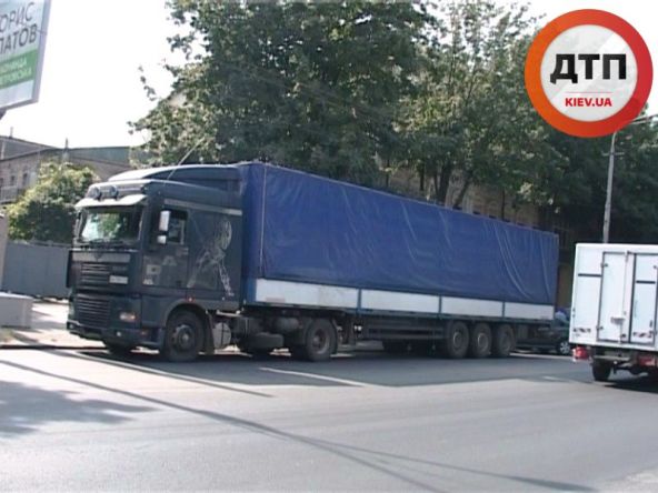 СМЕРТЕЛЬНОЕ ДТП: ГРУЗОВИК НАСМЕРТЬ РАЗДАВИЛ 14-ЛЕТНЮЮ ДЕВОЧКУ, РАЗГОВАРИВАВШУЮ ПО ТЕЛЕФОНУ