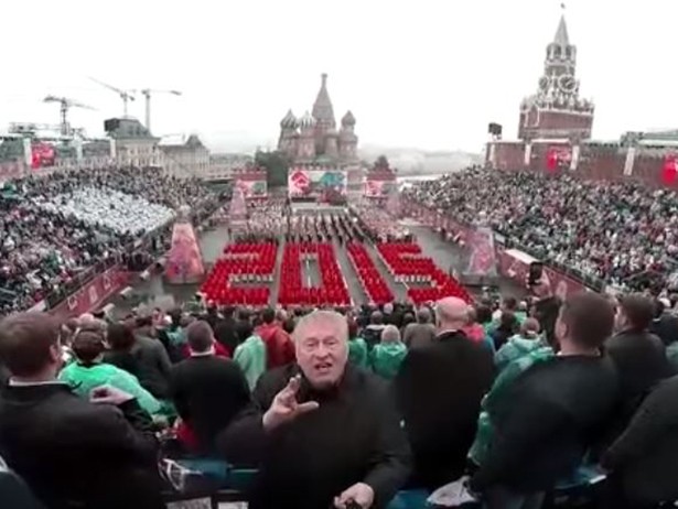 Як Жириновський з палицею для селфі співав гімн Москви