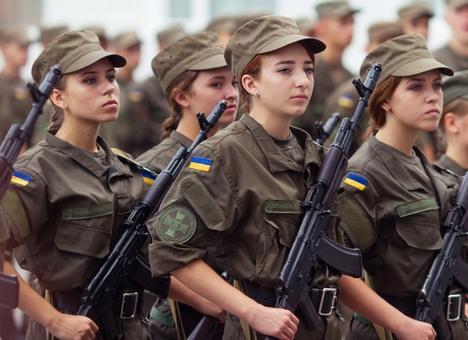 В Харькове на верность Украине присягали девушки и спортсмены