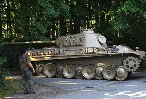 Немецкий пенсионер прятал немецкий танк "Пантера" дома